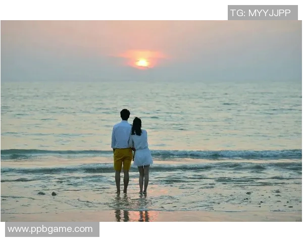 落日余晖下孤独的球场上那道渐行渐远的足球英雄背影 落日余晖下孤独的球场上那道渐行渐远的足球英雄背影